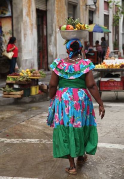 Una mujer por las calles de Cartagena de Indias.