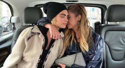 Cara Delevinge y Ashley Benson, en París.