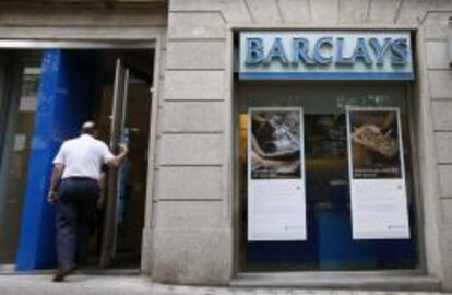Fachada de una oficina de Barclays en Madrid