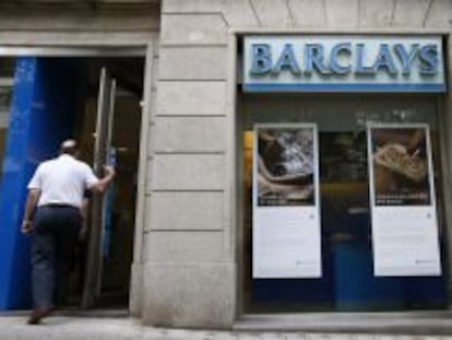 Fachada de una oficina de Barclays en Madrid