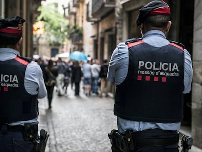 Dos 'mossos d'esquadra' en Girona, en una imagen de archivo.