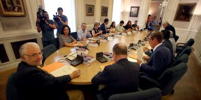La Mesa y la Junta de Portavoces de las Cortes, con el presidente Juan Cotino en primer plano, en su reunión de ayer.