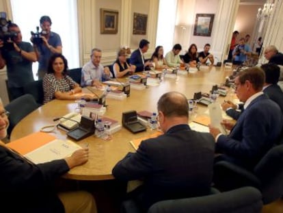 La Mesa y la Junta de Portavoces de las Cortes, con el presidente Juan Cotino en primer plano, en su reuni&oacute;n de ayer.