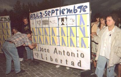 Miembros de Gesto por la Paz recordaron en septiembre de 1996 en Pamplona los ocho meses de secuestro de José Antonio Ortega Lara colocando sobre unos calendarios gigantes el simbolo del lazo azul, tachando así todos los días que el funcionario de prisiones llevaba secuestrado por parte de ETA.