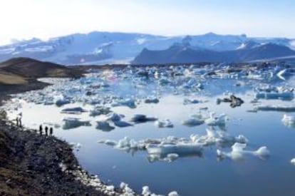 Bahía de icebergs y, al fondo, el glaciar Vatnajokull, junto a la Highway 1, la carretera que circunvala Islandia.
