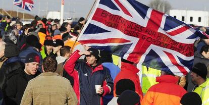 Trabajadores protestan contra la contratación de extranjeros en Lindsey (Inglaterra).