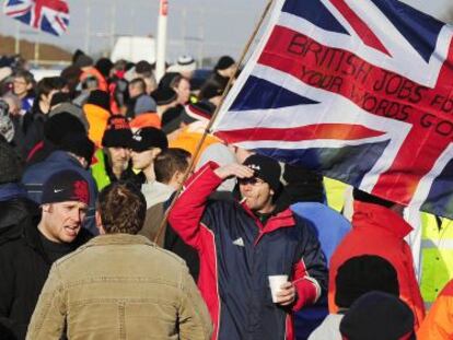 Trabajadores protestan contra la contrataci&oacute;n de extranjeros en Lindsey (Inglaterra).