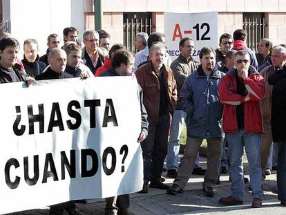 Concentración sindical en contra de la subcontratación en cadena, tras un accidente mortal en Elorrio.