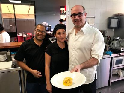 JAVIER CON SUS AYUDANTES DE COCINA / CAPEL 