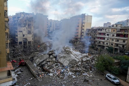 Vista aérea de una zona residencial en Beirut bombardeada por Israel, este martes. 