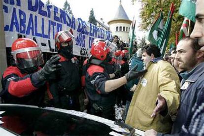 La Ertzaintza controla una concentración de los huelguistas de Caballito ante Ajuria Enea en 2004.