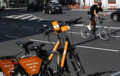 Bicicletas de Donkey Republic ancladas en un aparcabicis en el centro de Madrid.