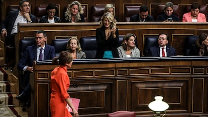 La líder de Sumar, Yolanda Díaz, aplaude a la portavoz de la formación, Marta Lois, durante la sesión de la segunda votación a la investidura de Feijóo este viernes en Madrid.