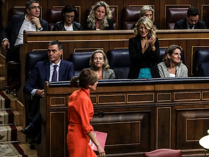 La líder de Sumar, Yolanda Díaz, aplaude a la portavoz de la formación, Marta Lois, durante la sesión de la segunda votación a la investidura de Feijóo este viernes en Madrid.