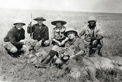 Cazadores europeos con su guía africano, en los años treinta.