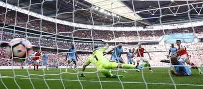 Alexis S&aacute;nchez mete el 2-1 definitivo ante el City, en Wembley.