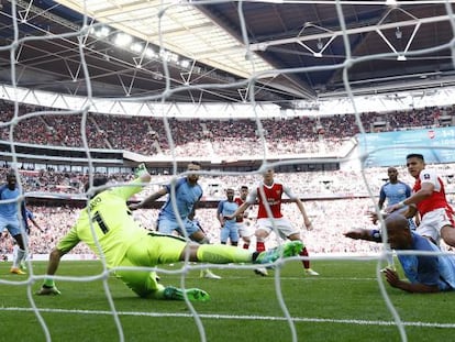 Alexis S&aacute;nchez mete el 2-1 definitivo ante el City, en Wembley.