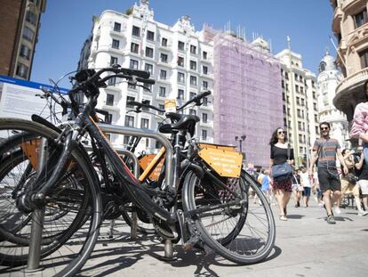Bicicletas de alquiler atadas en la plaza de Callao, este miércoles. 