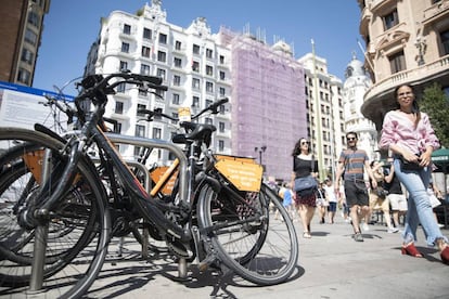 Bicicletas de alquiler atadas en la plaza de Callao, este miércoles. 