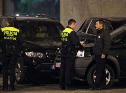 El sábado 28 de febrero no fue una buena jornada para los <i>aparcas</i> de Félix boix. A las 23.55, tras recibir una llamada,la policía multa pese al enfando de los aparcacoches.