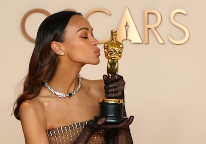 Zoe Saldaña kisses his Oscar award for Best Actress of Delivery for Emilia Pérez.