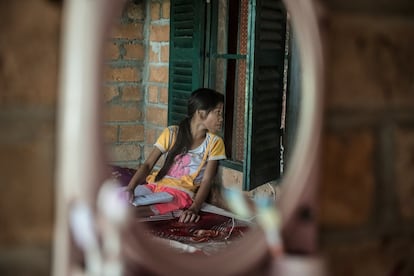 <p>Una niña escucha mientras su madre habla con la trabajadora social Phon Chantorn (47) en el distrito de Ponhea Leu, provincia de Kandal, en Camboya. La madre está luchando por alimentar a su gran familia y le pide consejo a Chanthorn sobre cualquier servicio disponible del que pueda beneficiarse. La familia planea enviar al hijo mayor a trabajar en una fábrica pronto para ayudar con los ingresos del hogar.</p>
<p>La separación familiar es uno de los principales desafíos para proteger a los niños. Está causado por la pobreza y la falta de conocimiento de los padres sobre las consecuencias negativas de entregar a los niños a los servicios sociales. Tres de cada cuatro niños que viven en instituciones de este tipo tienen al menos un padre que se sabe que está vivo.</p>
<p>Los niños de familias desintegradas corren un gran riesgo de convertirse en uno de los muchos miles de menores que viven o trabajan en las calles. Allí corren el riesgo de sufrir violencia, abuso sexual, tráfico y explotación laboral. A pesar del gran número y la gravedad de los problemas de protección que enfrentan los niños, el sistema de protección de la infancia de Camboya no cuenta con los fondos ni personal suficiente. El presupuesto del Gobierno es limitado y depende en gran medida de la financiación de los donantes.</p>