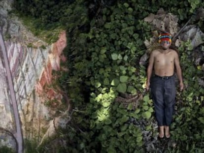 Sexta entrega de una serie sobre la batalla de jóvenes indígenas de la Amazonia para proteger a sus comunidades. Hoy, en Ecuador, de la mano de un líder achuar que muestra cómo se enfrentan al extractivismo y al avance de las infraestructuras hacia la selva