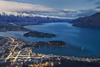 La ciutat de Queenstown i el llac Wakatipu, a l'Illa Sud de Nova Zelanda.