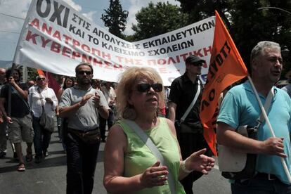 Protesta de docentes en Atenas contra los despidos y el cierre de escuelas.