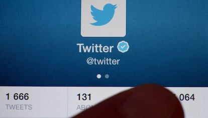 Um usuário checa sua conta de Twitter.