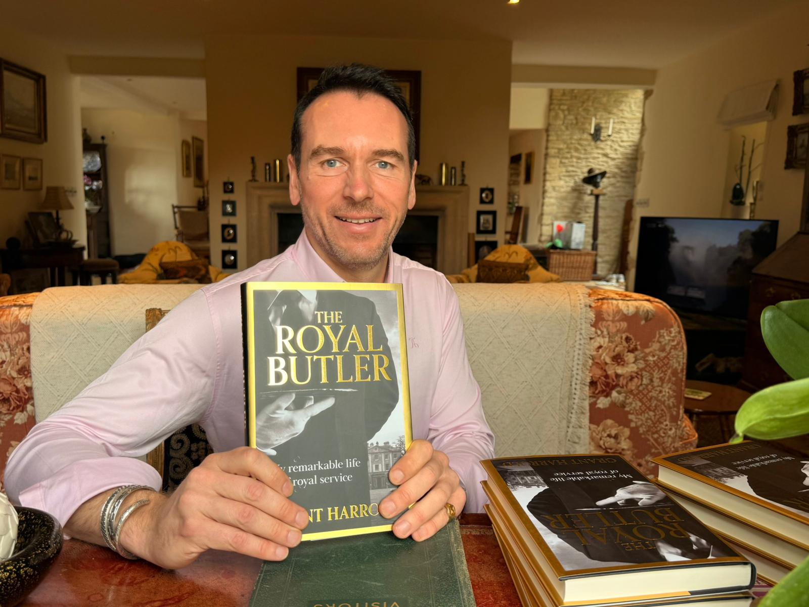 Grant Harrold en una imagen promocional de su libro 'The Royal Butler'. 