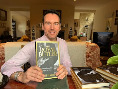 Grant Harrold en una imagen promocional de su libro 'The Royal Butler'.