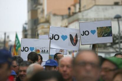 Miles de personas se manifiestan contra el plan hidrológico del Ebro.