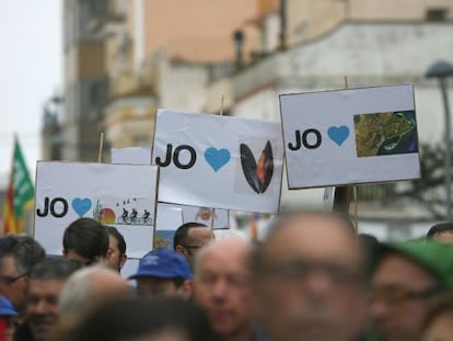 Miles de personas se manifiestan contra el plan hidrológico del Ebro.