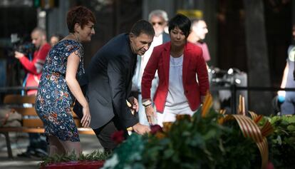 Arnaldo Otegi, entre las dirigentes de Bildu Bakartxo Ruiz (izquierda) y Maddalen Iriarte, ayer durante la ofrenda floral al monumento de Rafael Casanova en Barcelona.