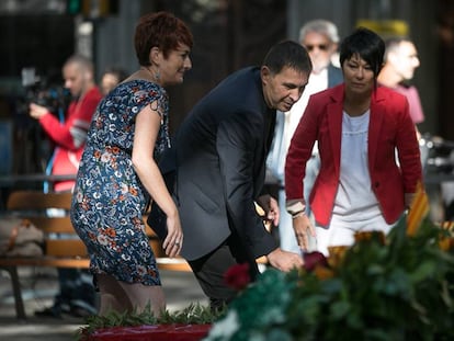 Arnaldo Otegi, entre las dirigentes de Bildu Bakartxo Ruiz (izquierda) y Maddalen Iriarte, ayer durante la ofrenda floral al monumento de Rafael Casanova en Barcelona.