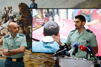 El capitán jefe del Seprona en Valencia, Carlos Domínguez (derecha), junto al coronel jefe de la Comandancia de la Guardia Civil en Valencia , Juan Martínez Ros, informan de los detalles de la operación "Eburno", este lunes.