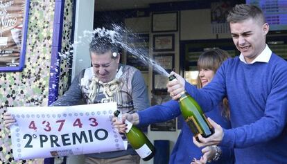 El lotero Emilio Guarino festeja el segundo premio, del que ha vendido una serie.