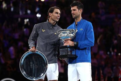 Nadal y Djokovic, con los trofeos de subcampeón y campeón de Australia.