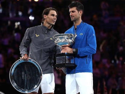 Nadal y Djokovic, con los trofeos de subcampeón y campeón de Australia.