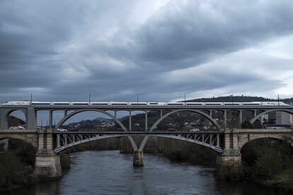 El tren inaugural del AVE qa Galicia cruza un puente en Ourense, el pasado 20 de noviembre.
