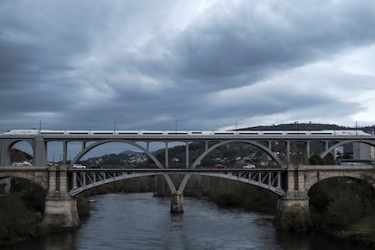 El tren inaugural del AVE qa Galicia cruza un puente en Ourense, el pasado 20 de noviembre.