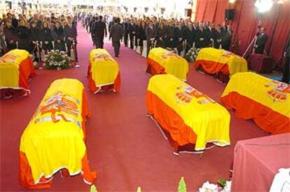 Cientos de personas, entre amigos y familiares de las víctimas, personalidades políticas y periodistas, han asistido al funeral, que se ha celebrado en una carpa montada en las instalaciones en Madrid del Centro Nacional de Inteligencia.