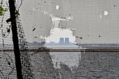 La central nuclear de Zaporiyia vista desde Nikopol, al otro lado del río Dniéper, en el sureste de Ucrania, en junio de 2023.