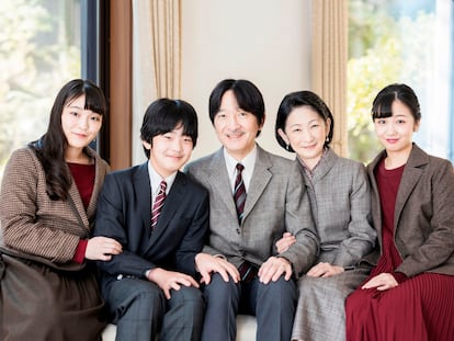 El heredero al trono de Japón, el príncipe Fumihito, en el centro junto a su esposa, la princesa Kiko y sus hijos, las princesas Mako y, a la derecha, Kako, y el príncipe Hisahito en su residencia imperial en Tokio.