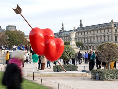 Una obra de Gaetano Pesce delante del Louvre, durante la celebración de la feria de arte Paris+ en la capital francesa, que terminó el domingo pasado.