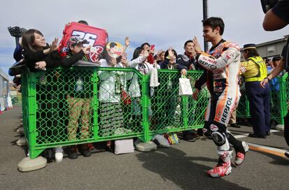 Dani Pedrosa saluda a los aficionados en Motegi, antes de su lesi&oacute;n.