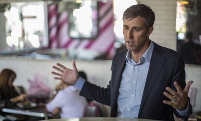 Beto O'Rourke, durante la entrevista con EL PAÍS en la cafetería Kitchen 24 de West Hollywood, California.