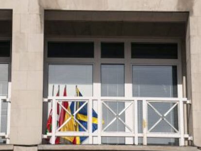 La bandera española, junto a la 'ikurriña' y la enseña local, en el balcón del Ayuntamiento de Sopelana.