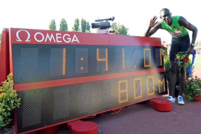 El keniano David Rudisha, ante el marcador que refleja su nuevo récord mundial de 800m.